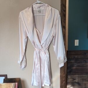 Jones New York Vintage Soft Pink Satin Robe Set with Lace Cuffs